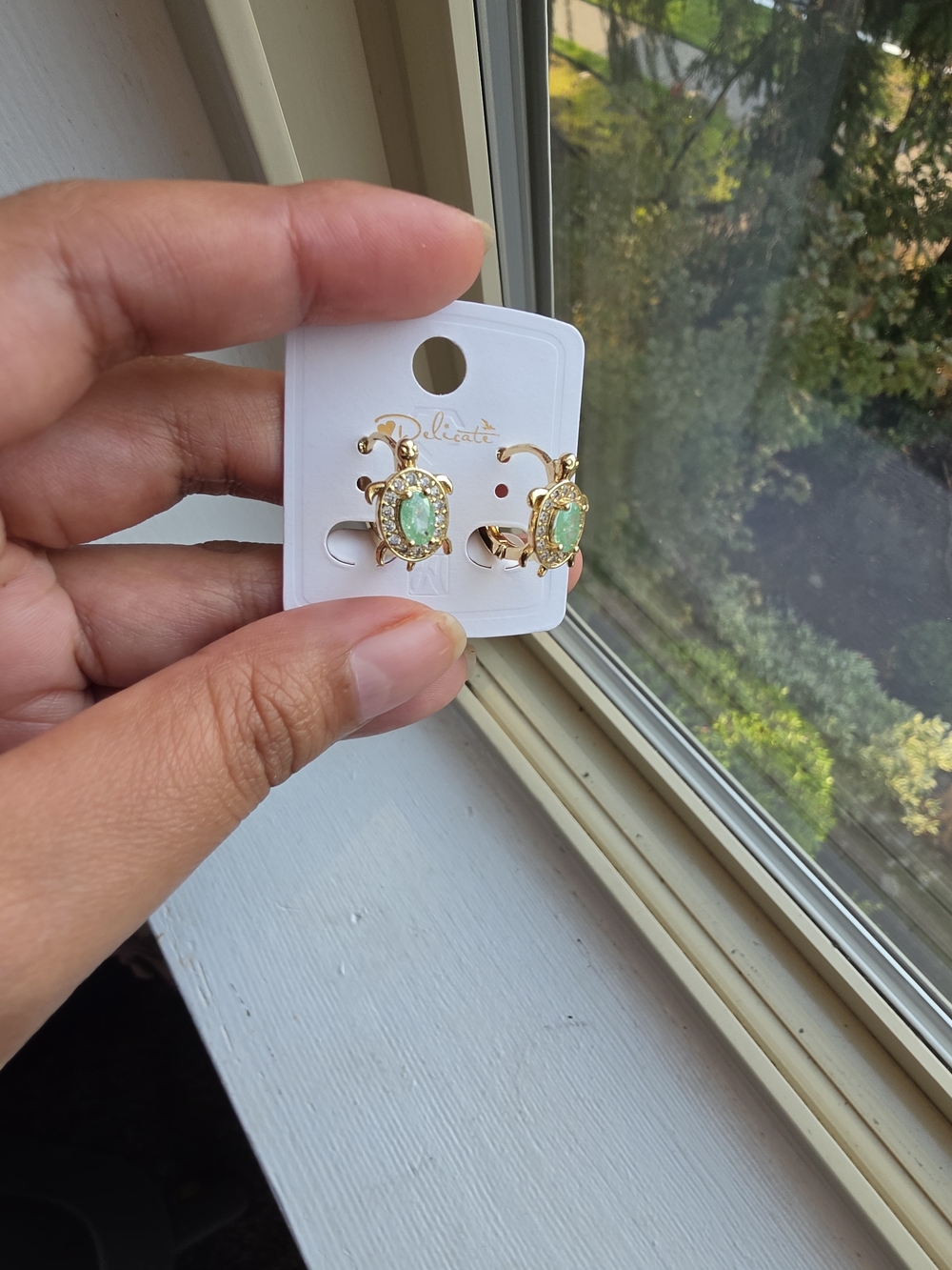 Pendientes de aro delicados en tono dorado con forma de tortuga, oro laminado 14
